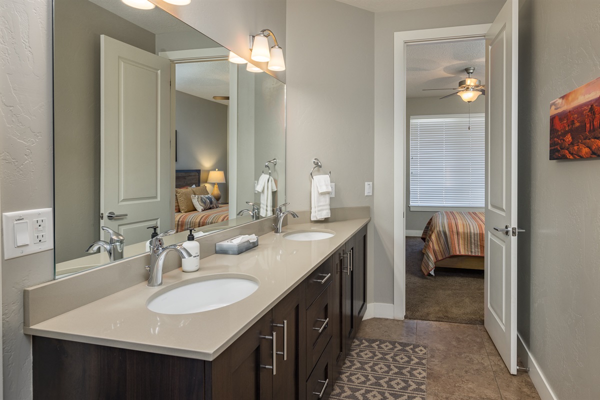 Guest Bathroom Upper Level - Entrada 635