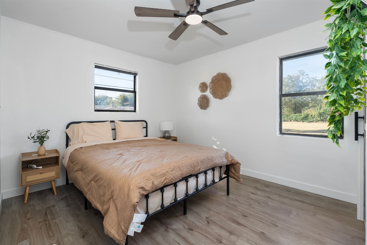 Simple and stylish second bedroom offering clothing storage, ceiling fan, and fresh bed linens. Perfect for couples, friends or visiting family.