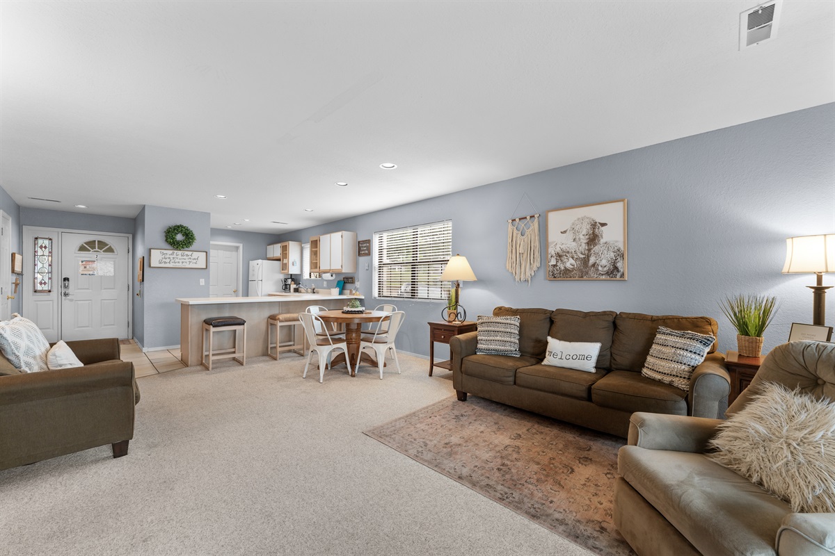 Plenty of room to spread out, whether you’re in town for shows, golf, or a longer stay.