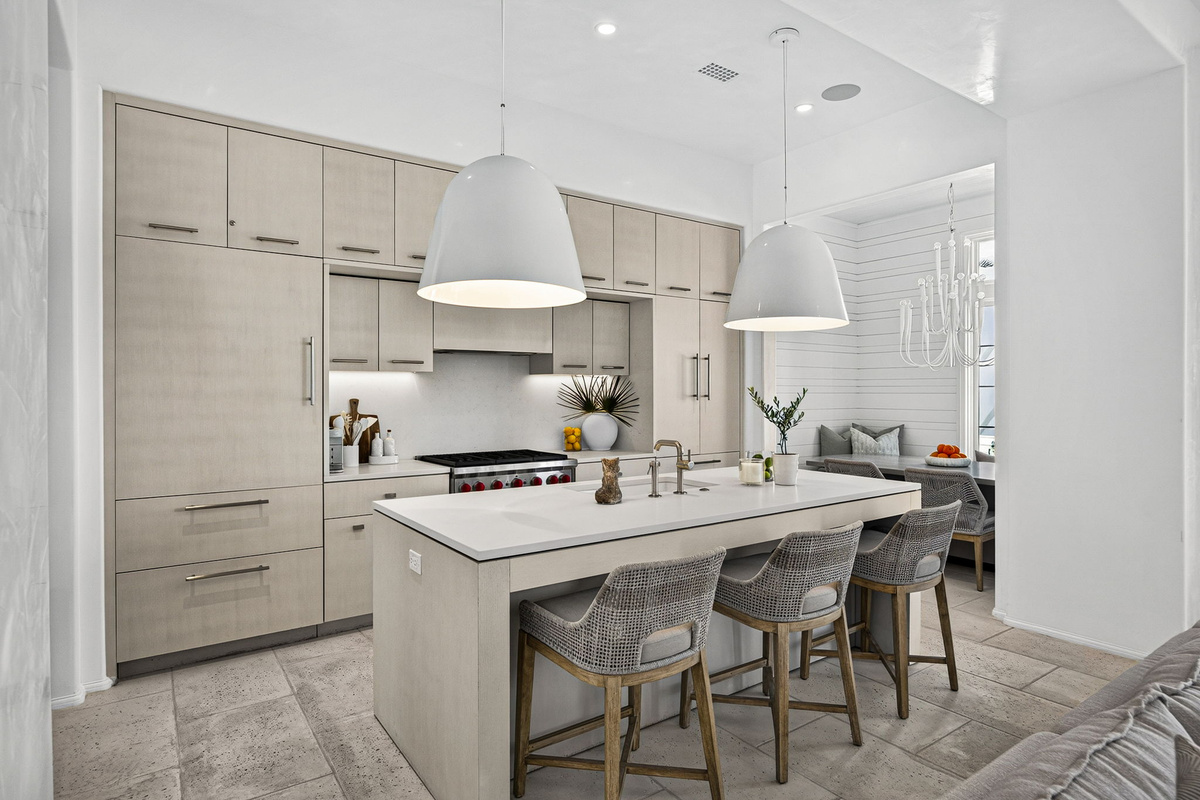 Enjoy high end appliances and a fabulous working kitchen during your time at the beach.