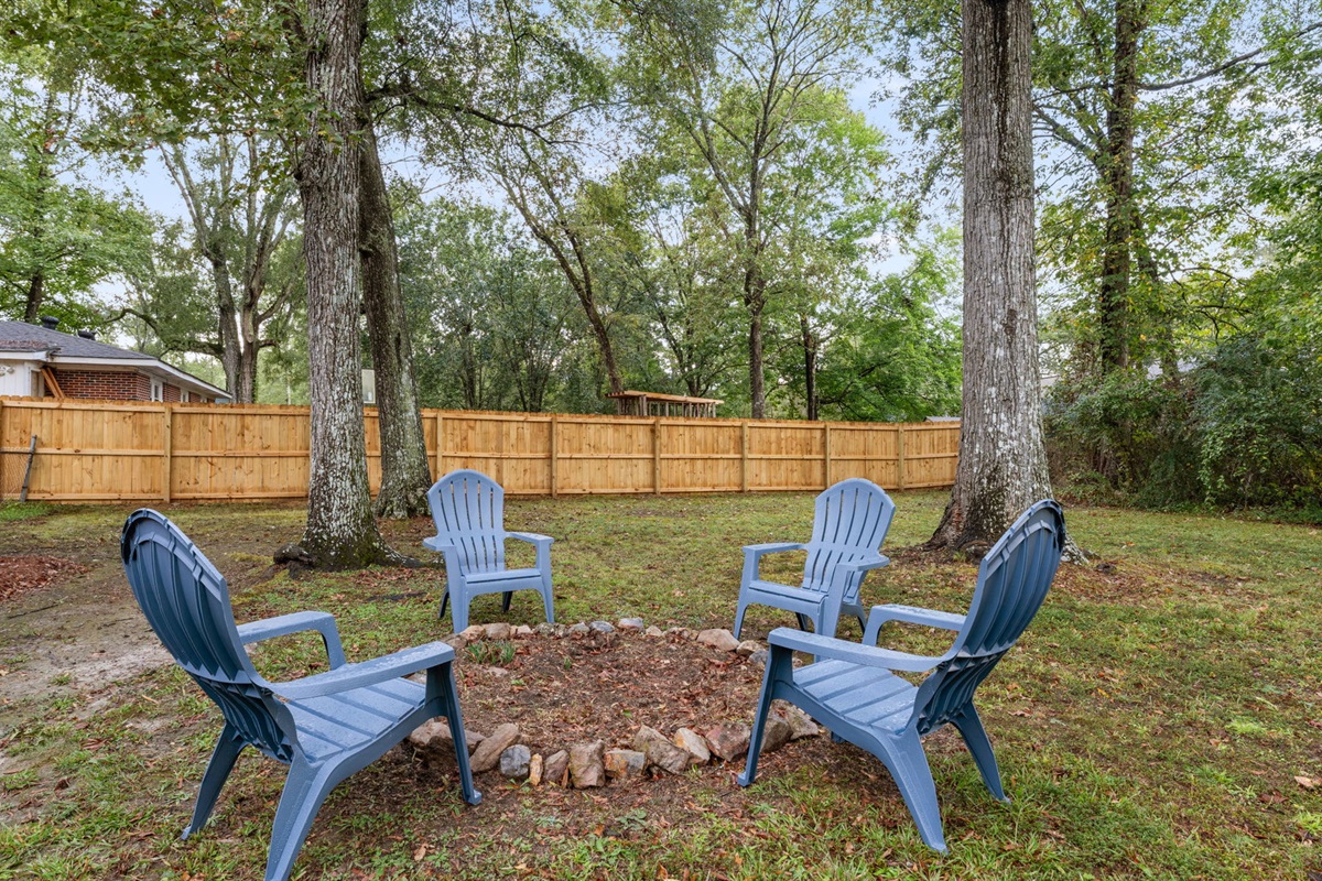 The Cottage on Elliott - Enjoy An Evening By the Firepit