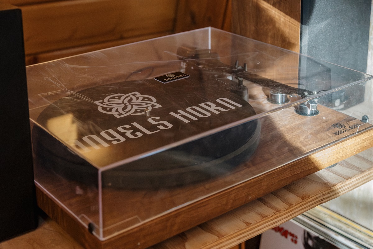 Spin your favorite vinyl records at Poppywood Pines! This unique Show Low cabin features a turntable for music lovers. Unwind with classic tunes after exploring White Mountains trails, fishing local lakes, or skiing at nearby Sunrise Park Resort.