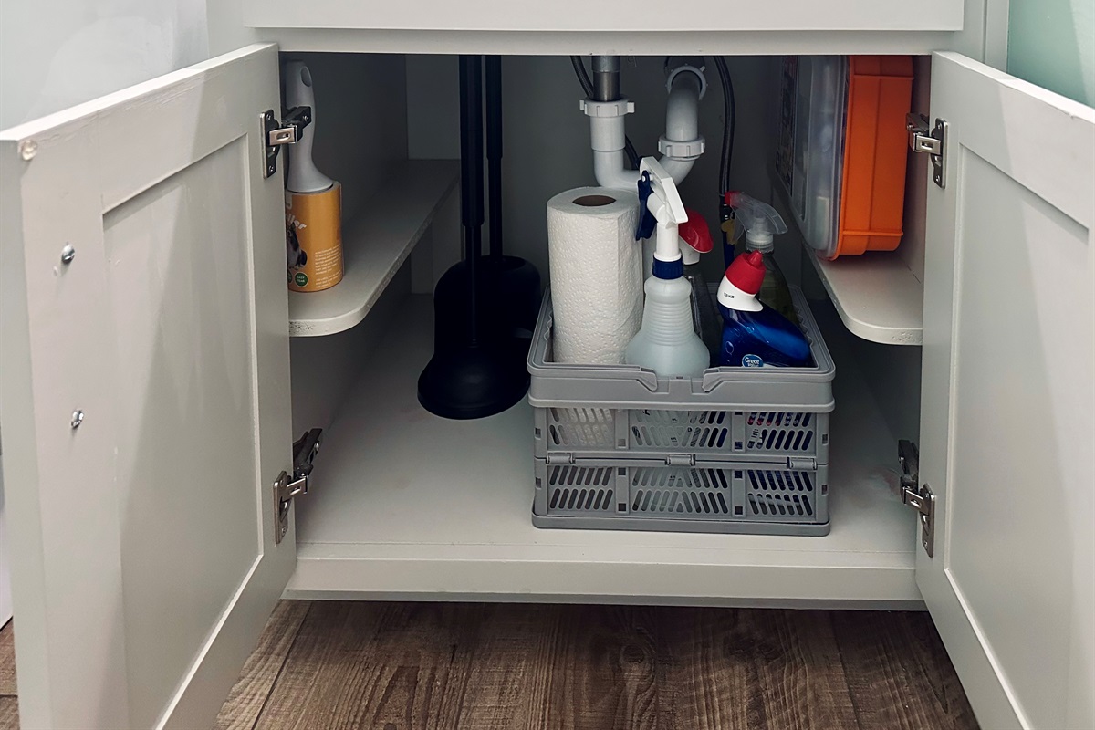 Half bath shelving with neatly folded hand towels and washcloths, keeping essentials within easy reach.