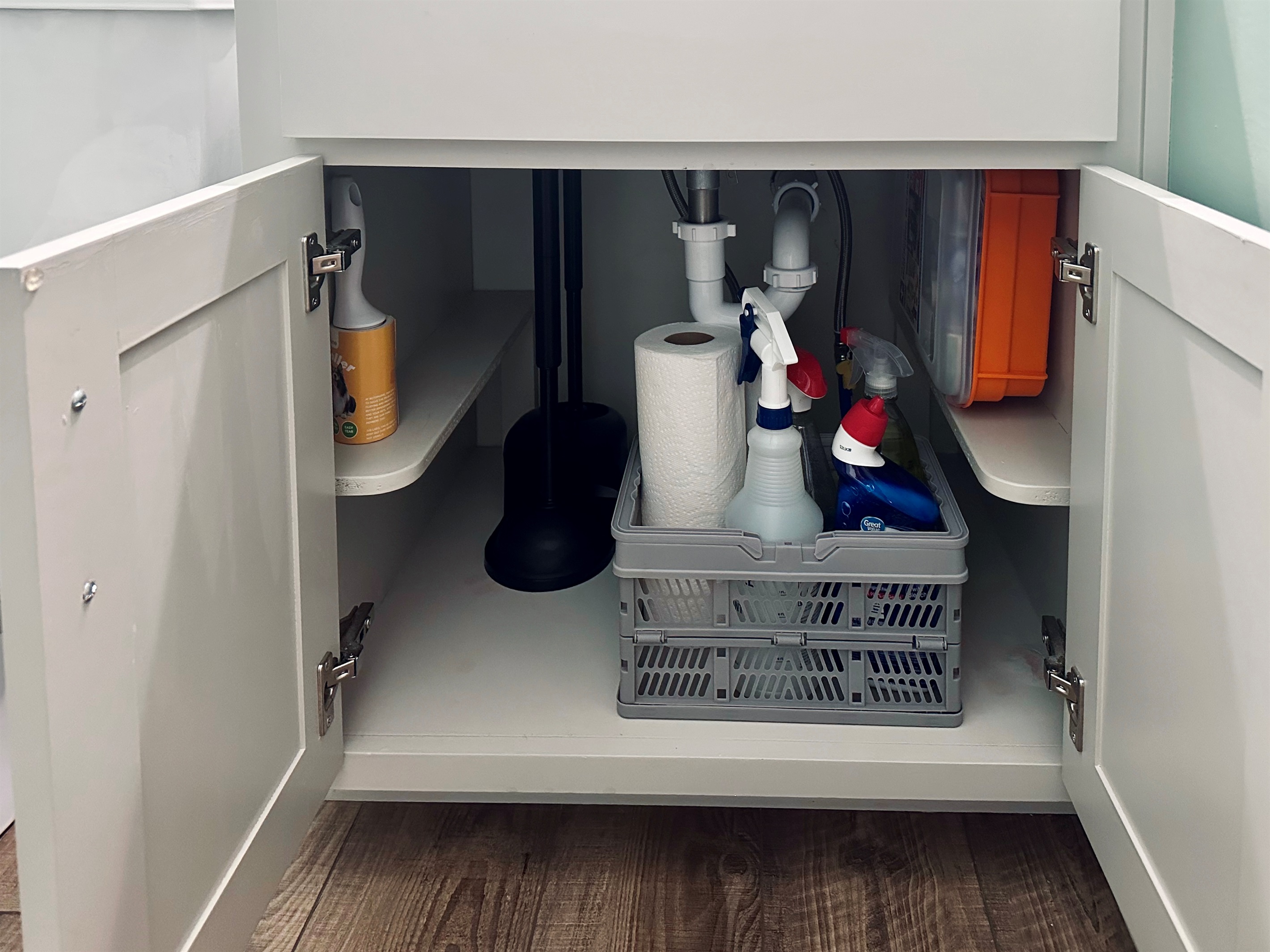 Half bath shelving with neatly folded hand towels and washcloths, keeping essentials within easy reach.