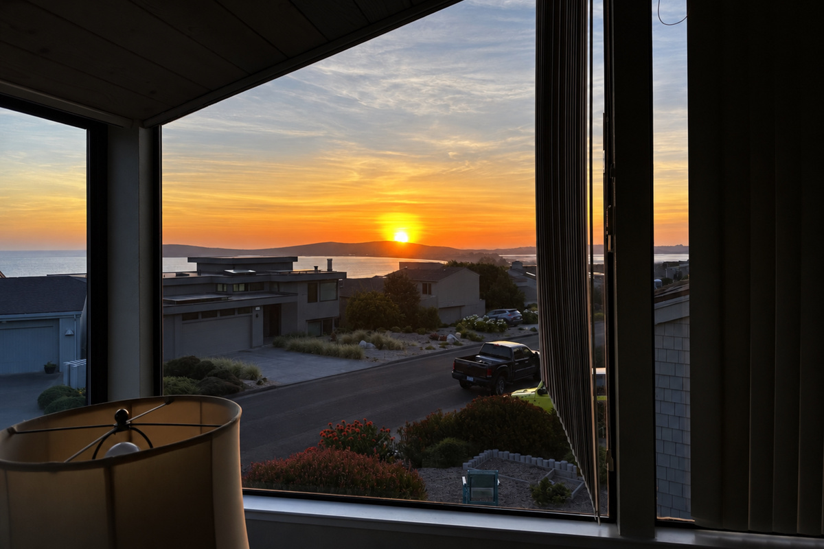 Sunset views from upstairs living room windows...Guests get the BEST shots!
