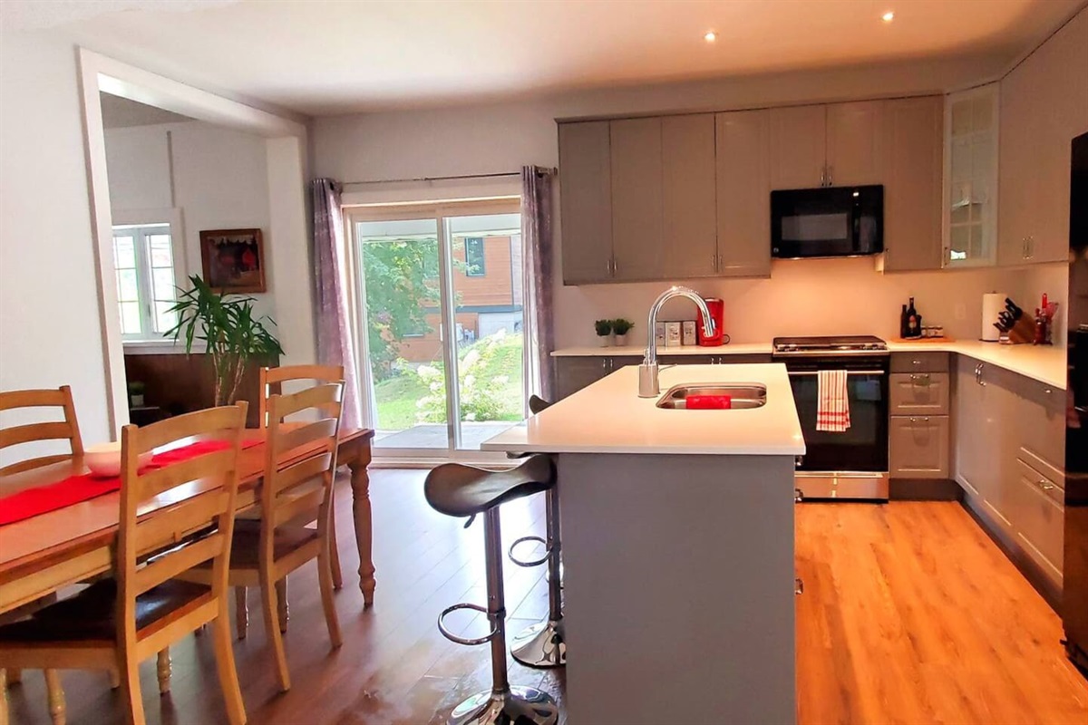 Grande Cuisine moderne + Salle à manger confortable - Comfotably-sized kitchen with modern appointments