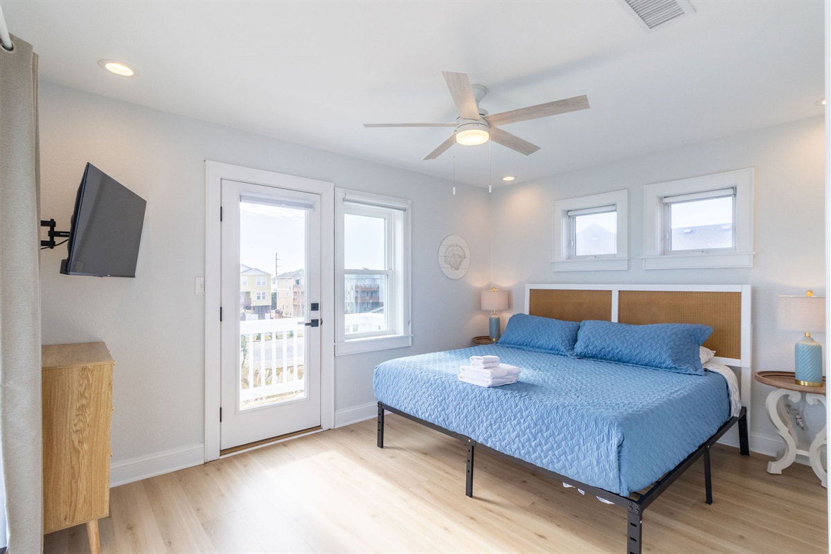 Enjoy ocean views, from the top floor king master!