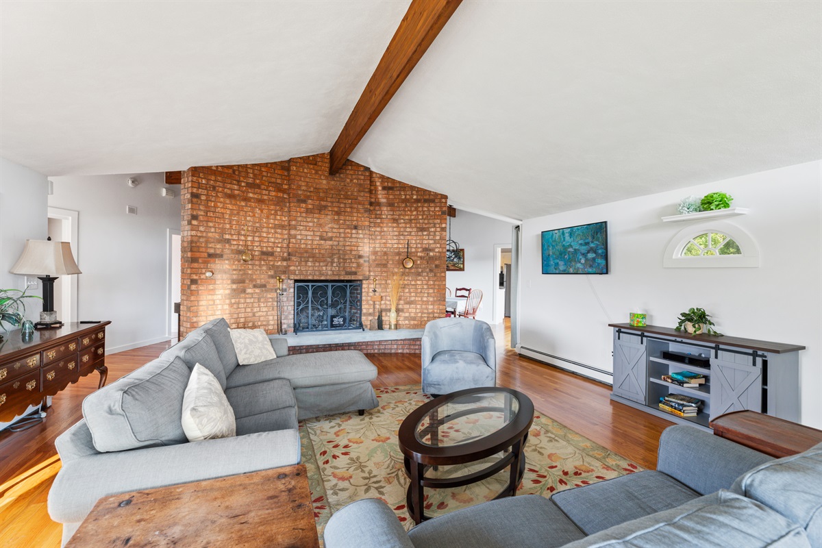 Upstairs Livingroom with 45" Frame Smart TV