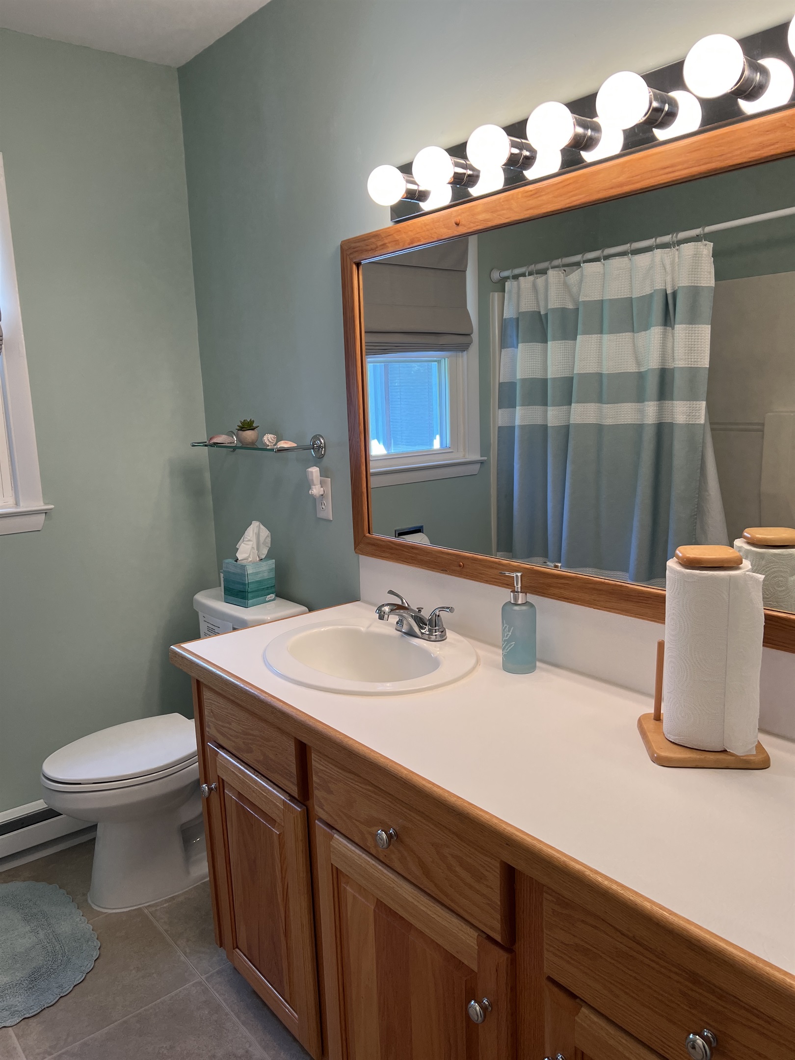 Bath with tub/shower off hallway