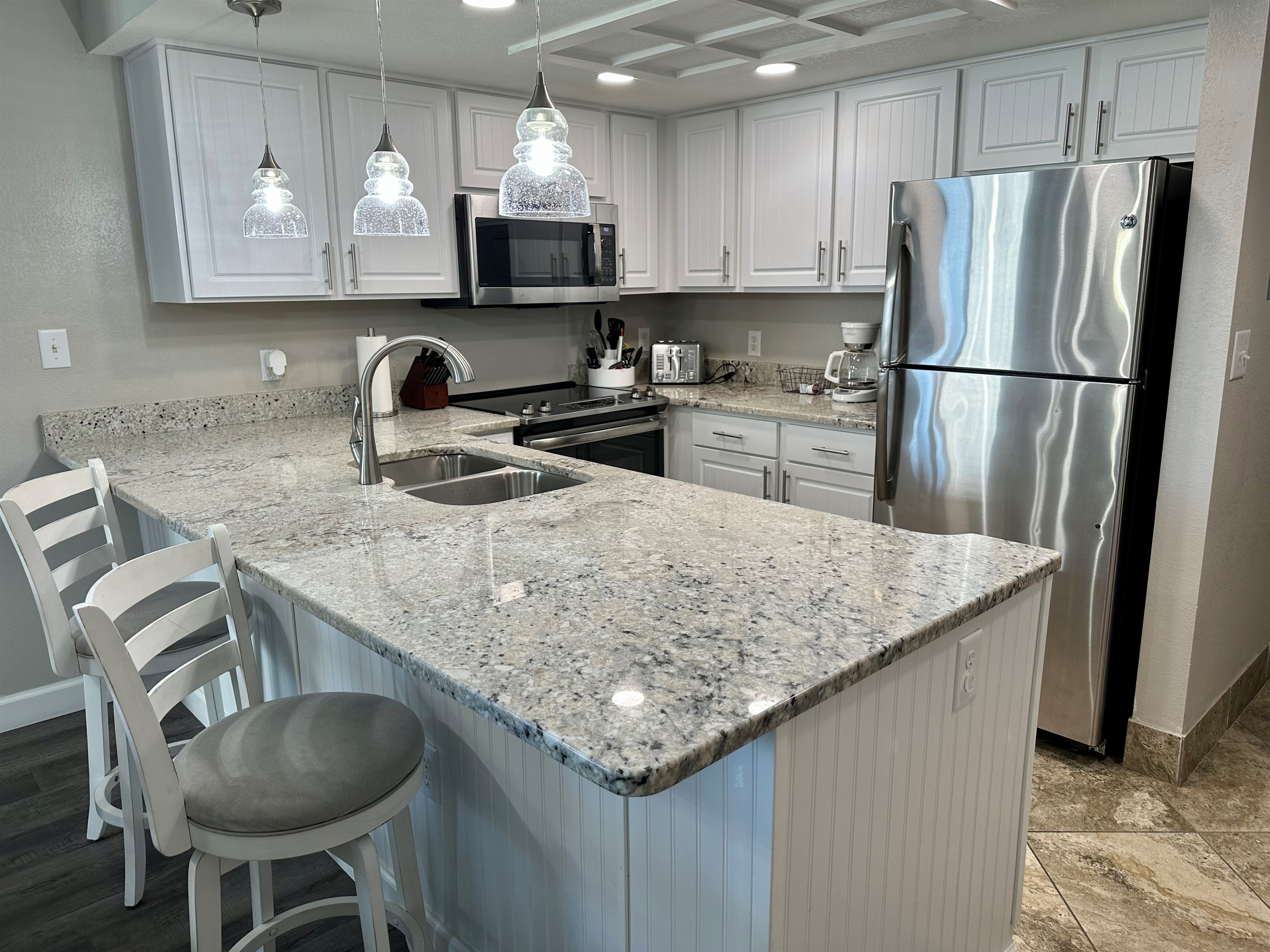 Fully stocked kitchen - Everything needed to prepare and enjoy meals with ease.