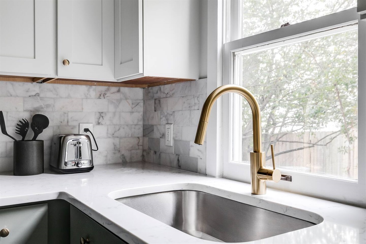 Kitchen: Sleek marble countertops and stylish appliances await your culinary adventures!