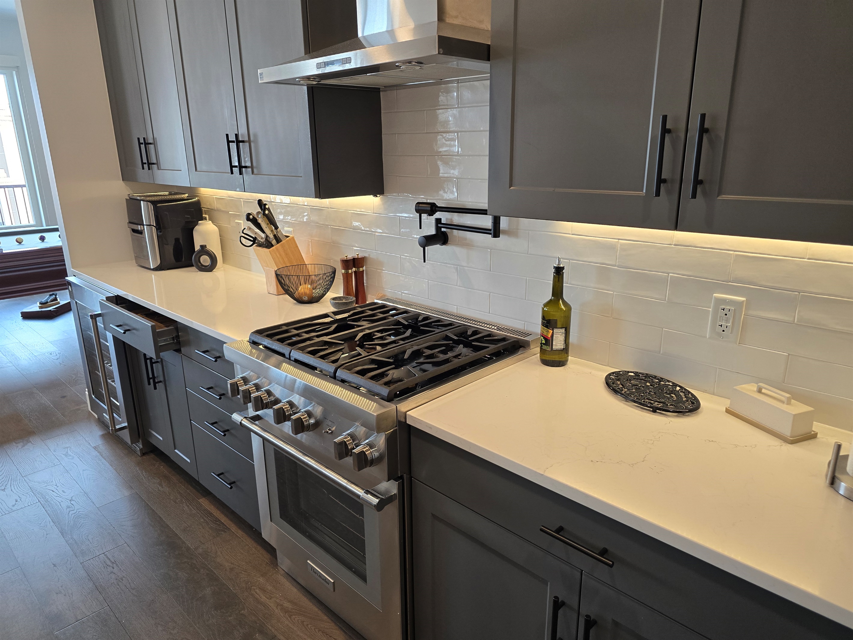 Full Kitchen With Professional Stove and Vent and lighting system