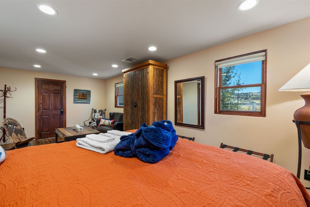 Casita private bedroom, Cal king bed
