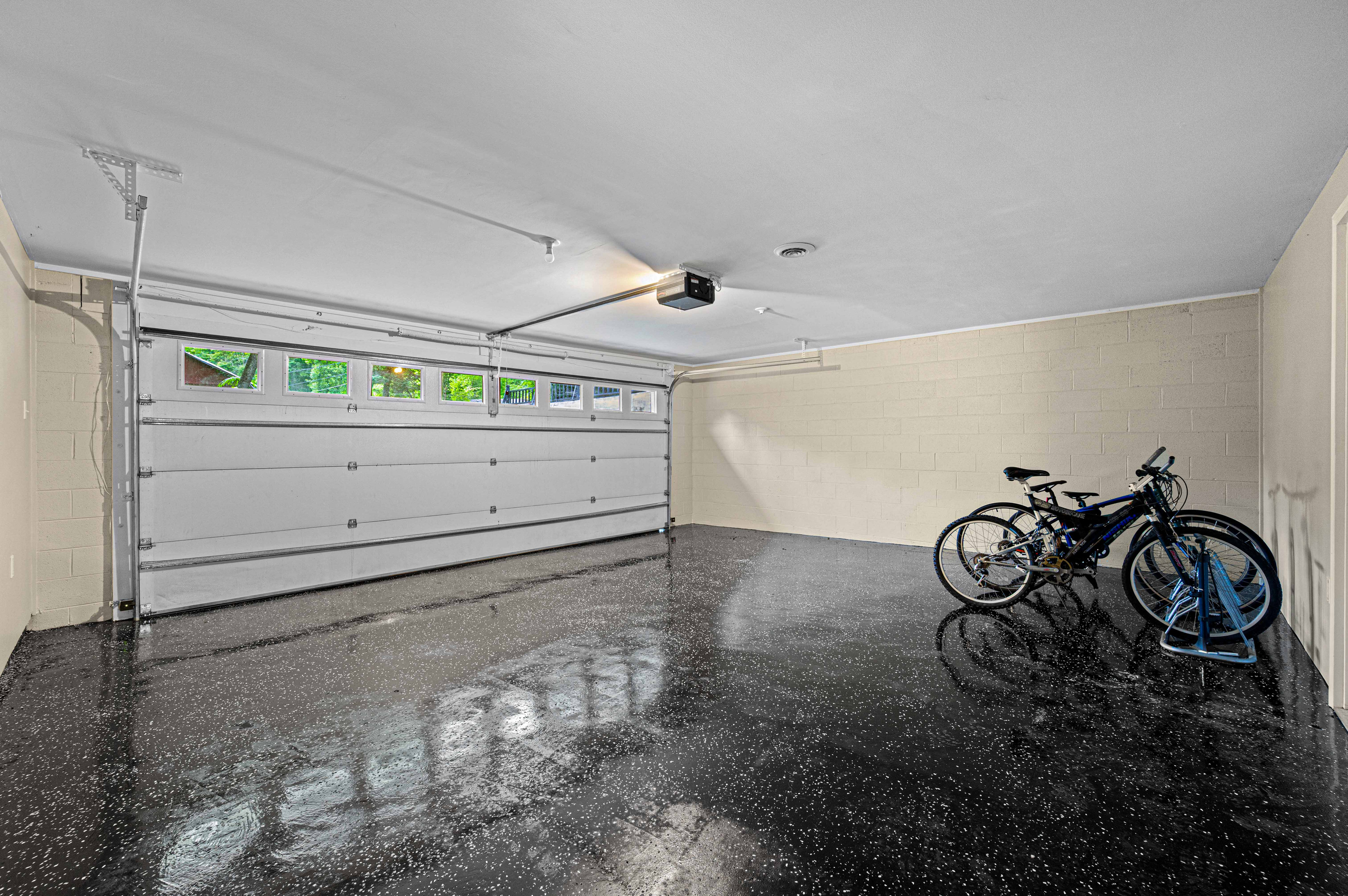 Spacious Garage: Perfect for your adventure gear or bike storage after exploring Bryson City's trails!