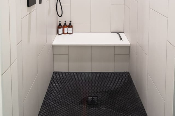 Suite 1 Bathroom (Shower + Tub)
