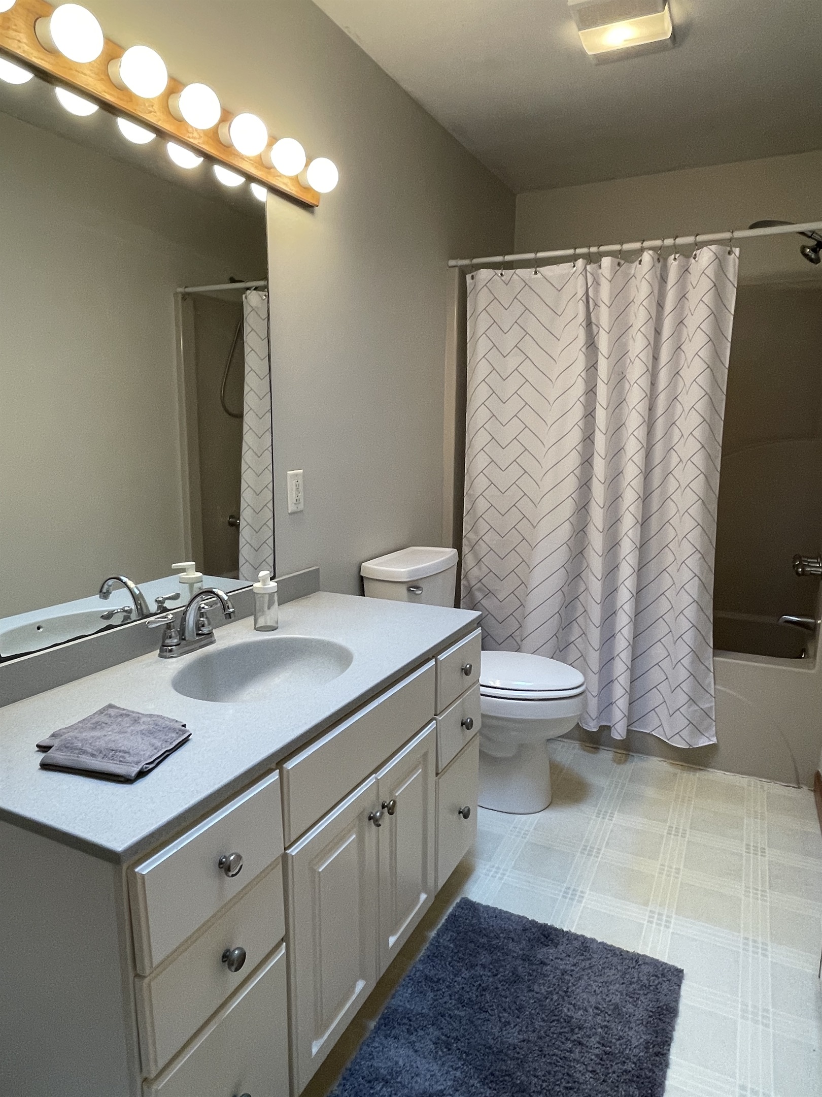 1st floor bath w/ tub/shower