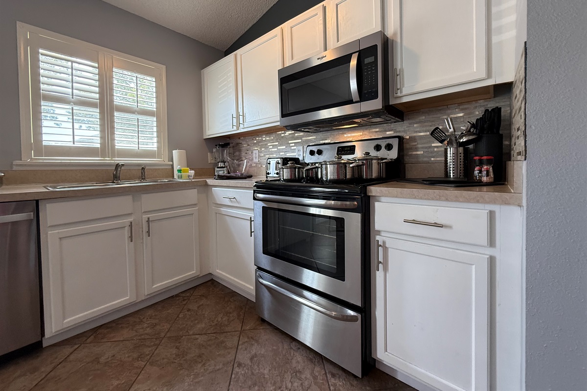 👨‍🍳 From quick bites to gourmet creations, our stocked kitchen has everything you need – cookware, utensils, and plenty of room to create.