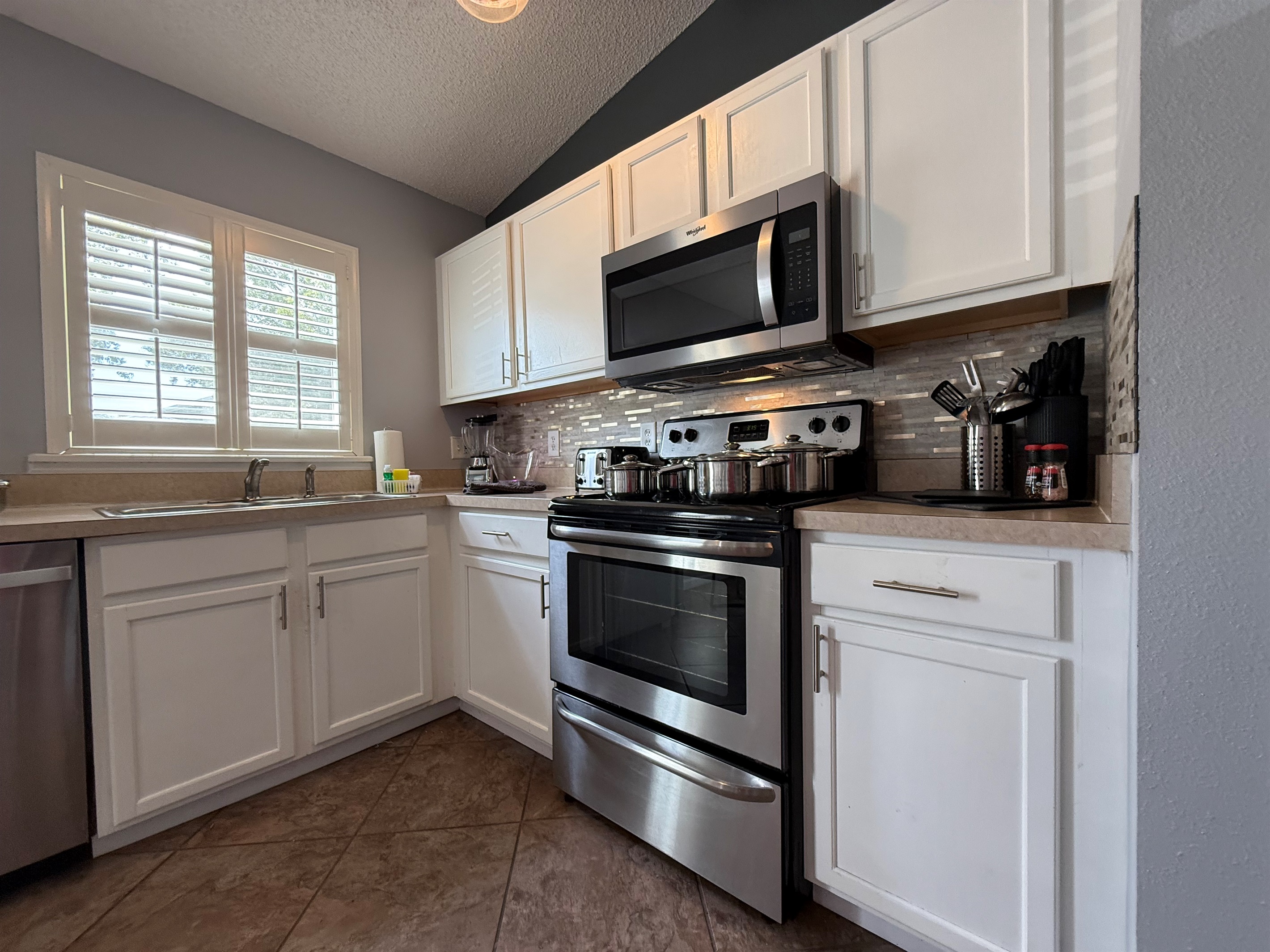 👨‍🍳 From quick bites to gourmet creations, our stocked kitchen has everything you need – cookware, utensils, and plenty of room to create.
