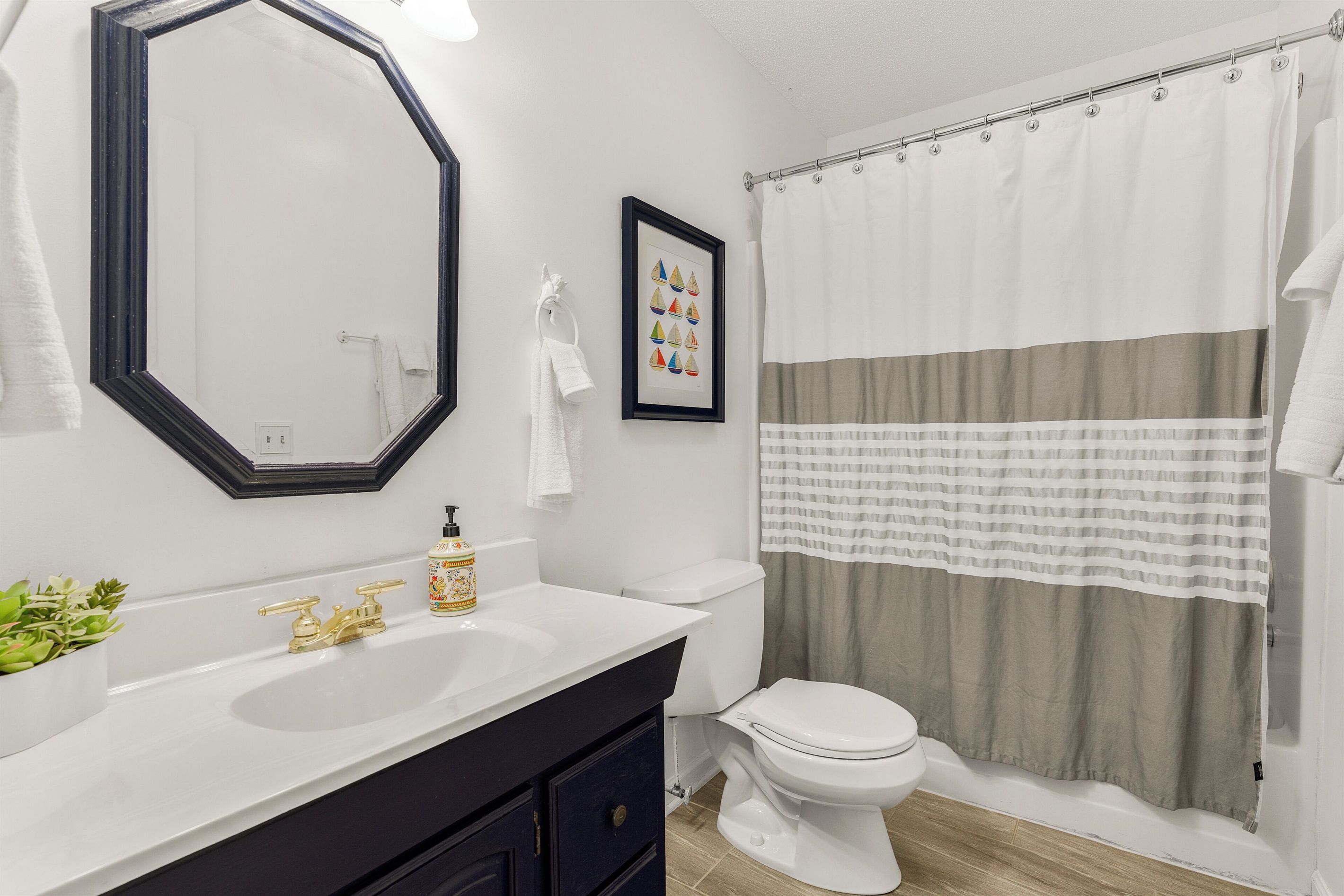 Upstairs hall bath #2 with shower/tub combo
