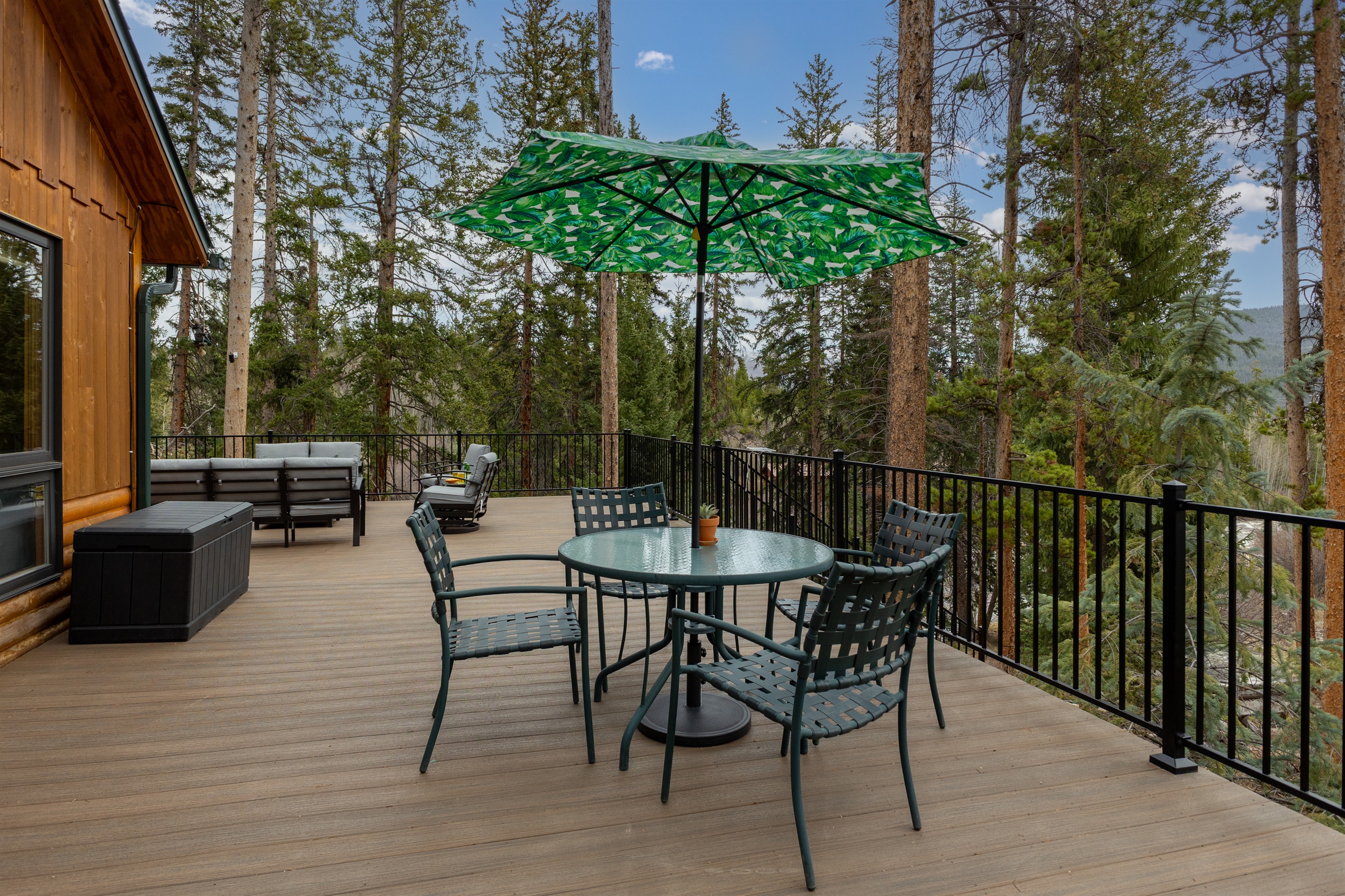 Side Patio | Outdoor Dining for 4