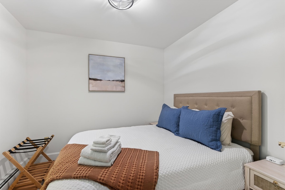 Queen bed 1st floor