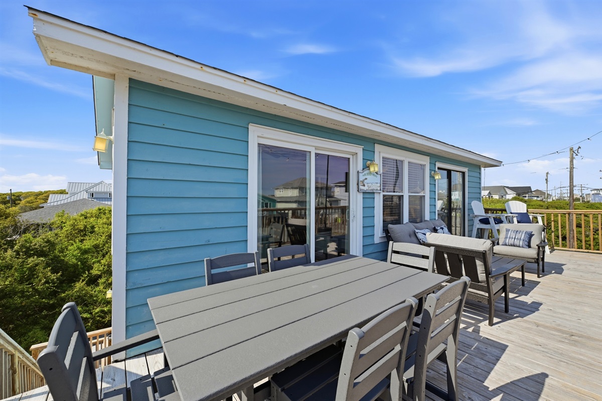 Enjoy your favorite eats and sips outside