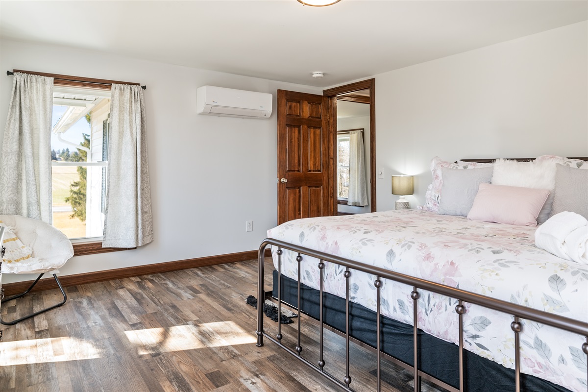 Stylish guest room with a cozy bed and mini-split A/C to keep you cool year-round. Ideal for couples or small families looking for comfort and style.