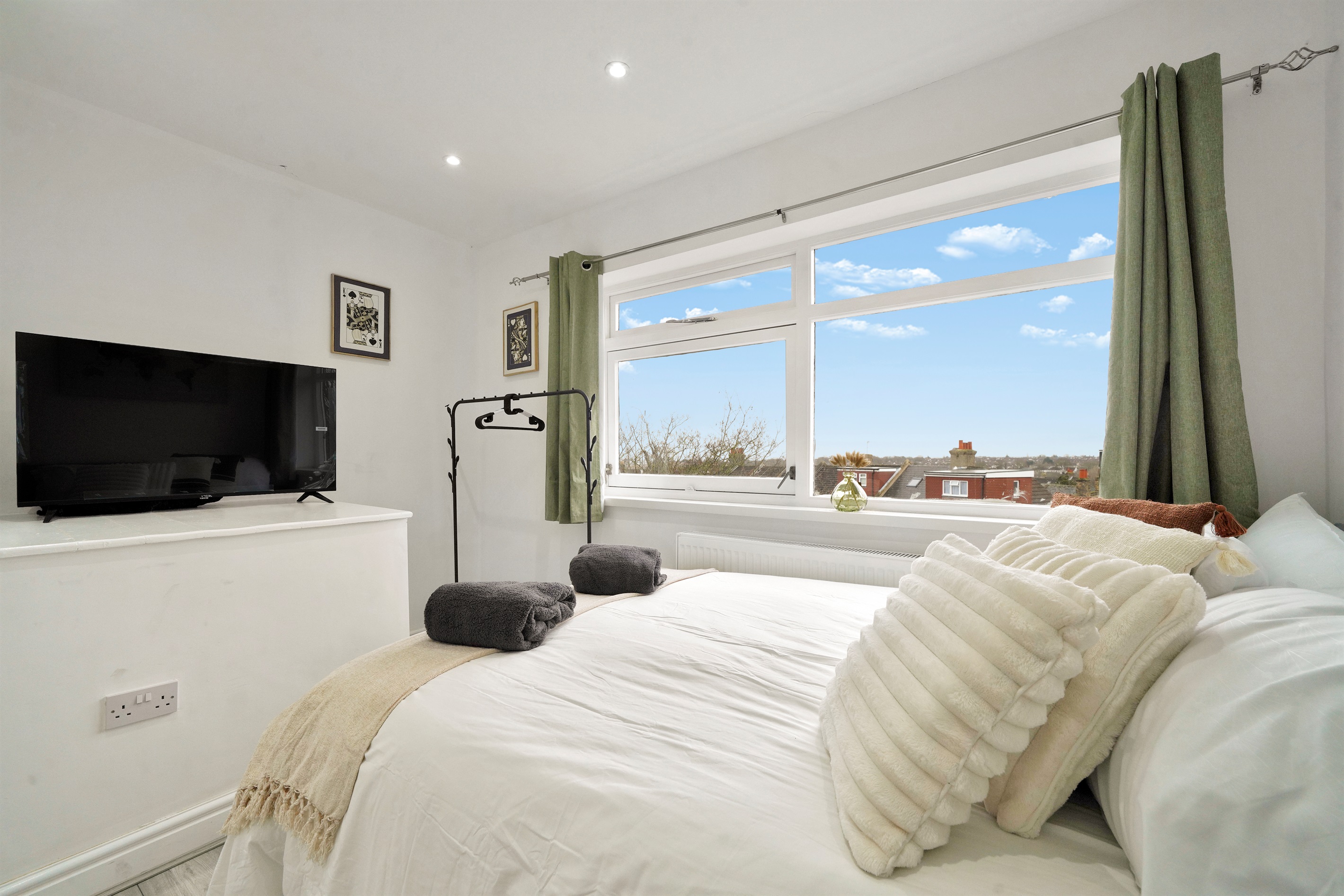 [double bed, smart TV, fresh towels, hanging space]