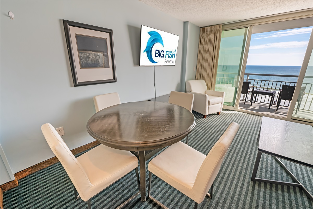 Living Room with Stunning Views🌊☀️