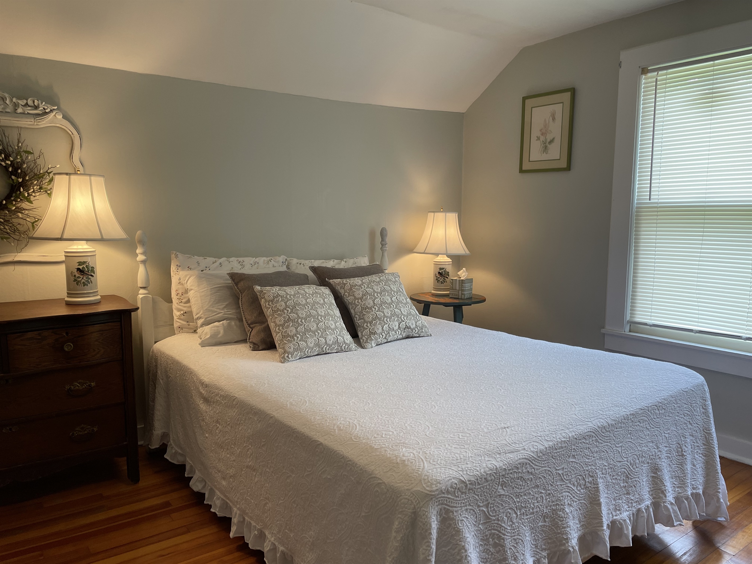 2nd floor Queen + Twin w/ ensuite