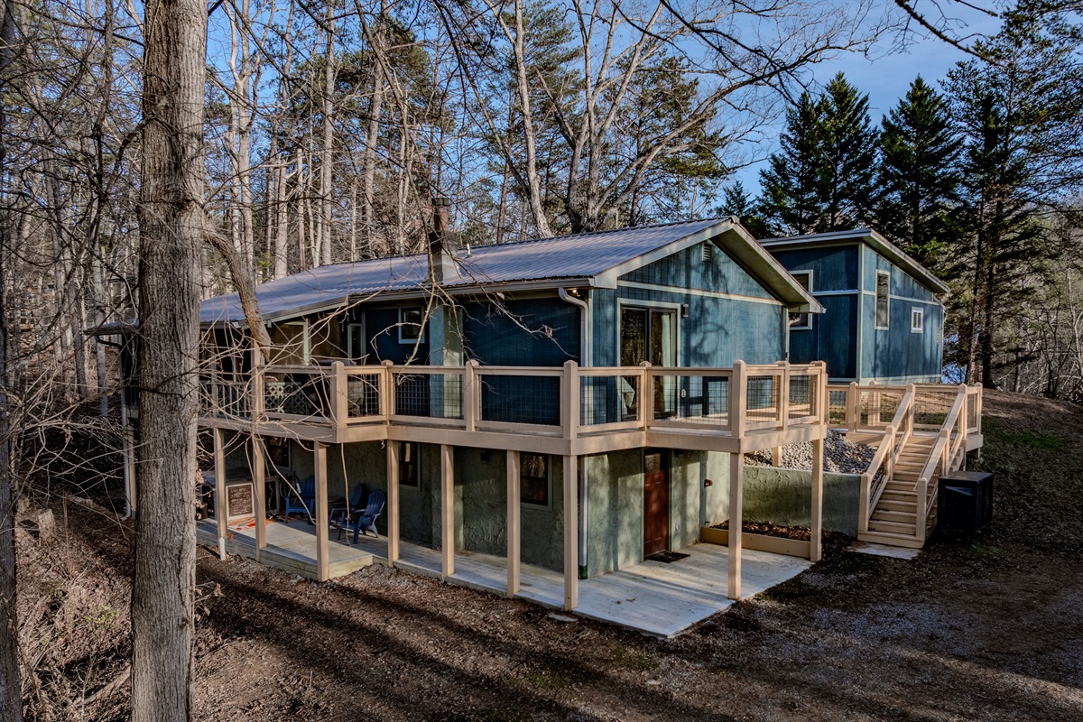 Perched among the trees, this modern cabin features extensive outdoor living areas perfect for morning yoga or evening relaxation.