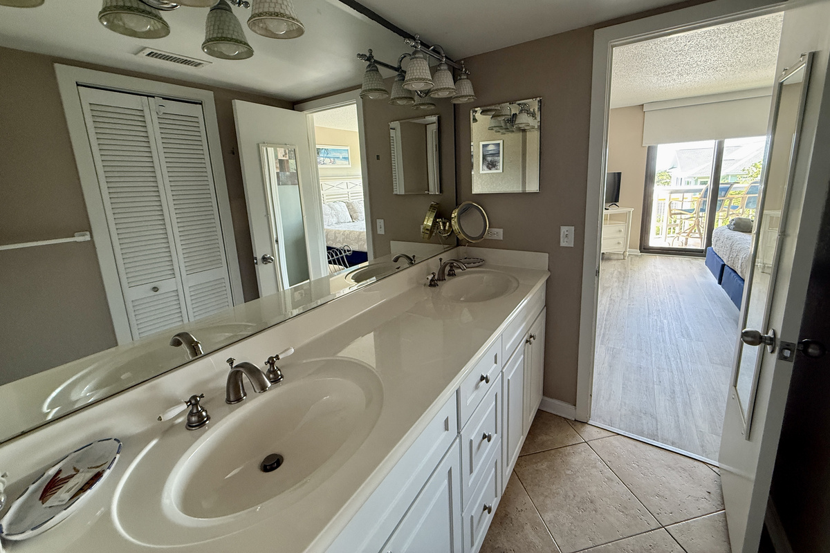 En Suite Bath w/Double Vanity Sinks