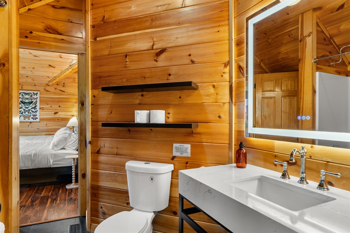 Jack and Jill Bathroom Upstairs (Bedroom 3&4)