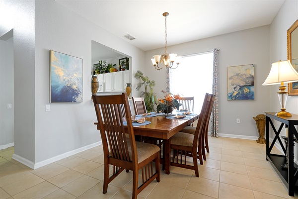 Dining area to seat 6