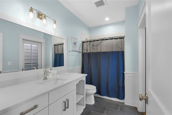 King Bathroom (2nd floor)