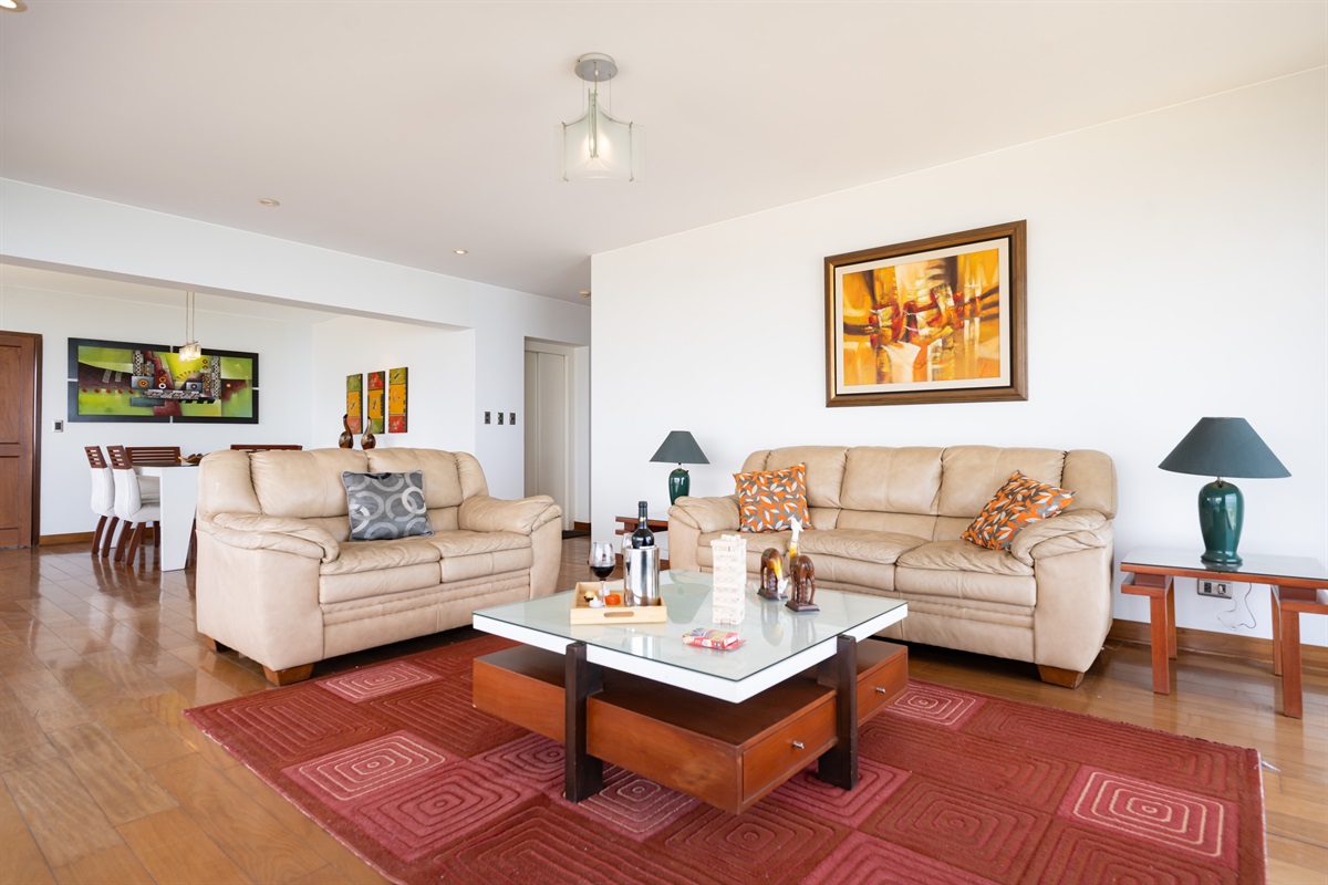 Spacious living room / Amplia sala de estar