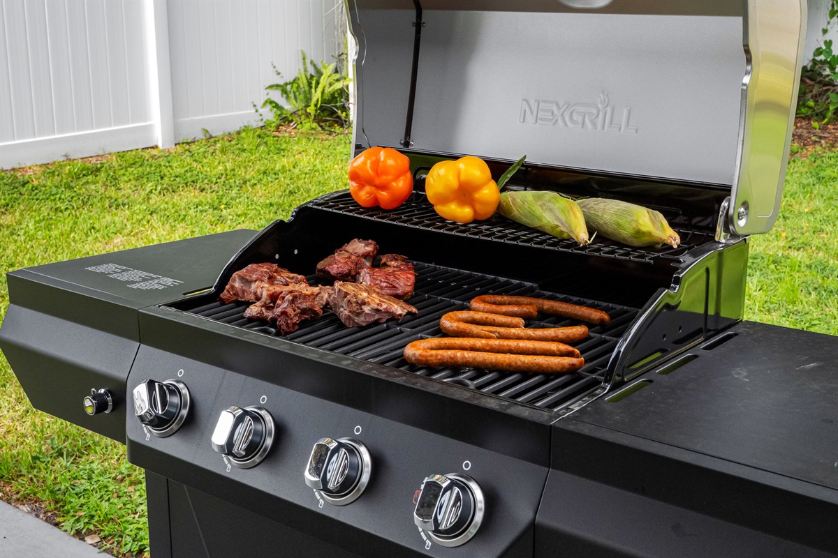 Fire up the BBQ, sip a cold drink, and enjoy casual conversation from the comfort of this shaded poolside lounge.