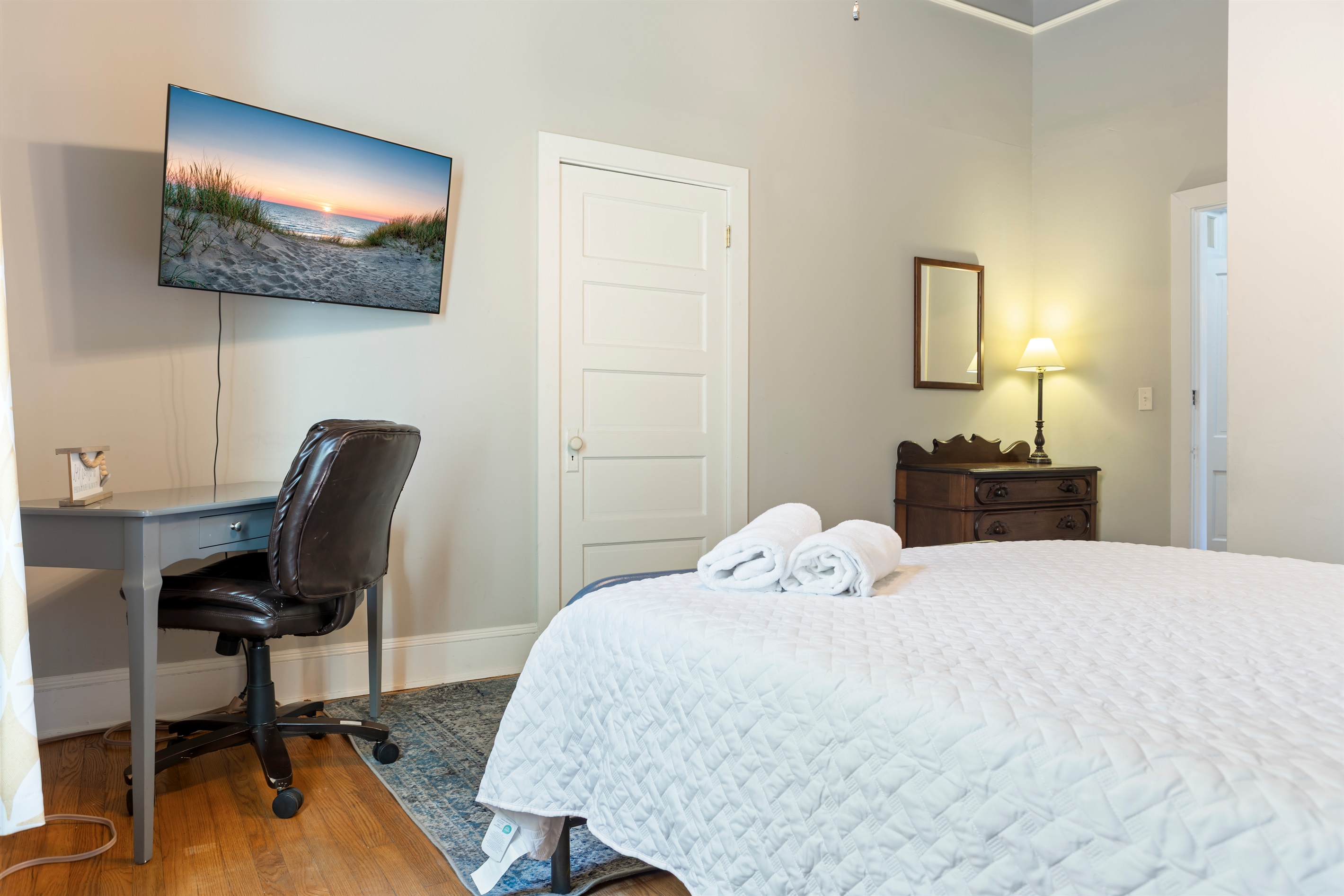 Smart TV & Space to work - if you must!