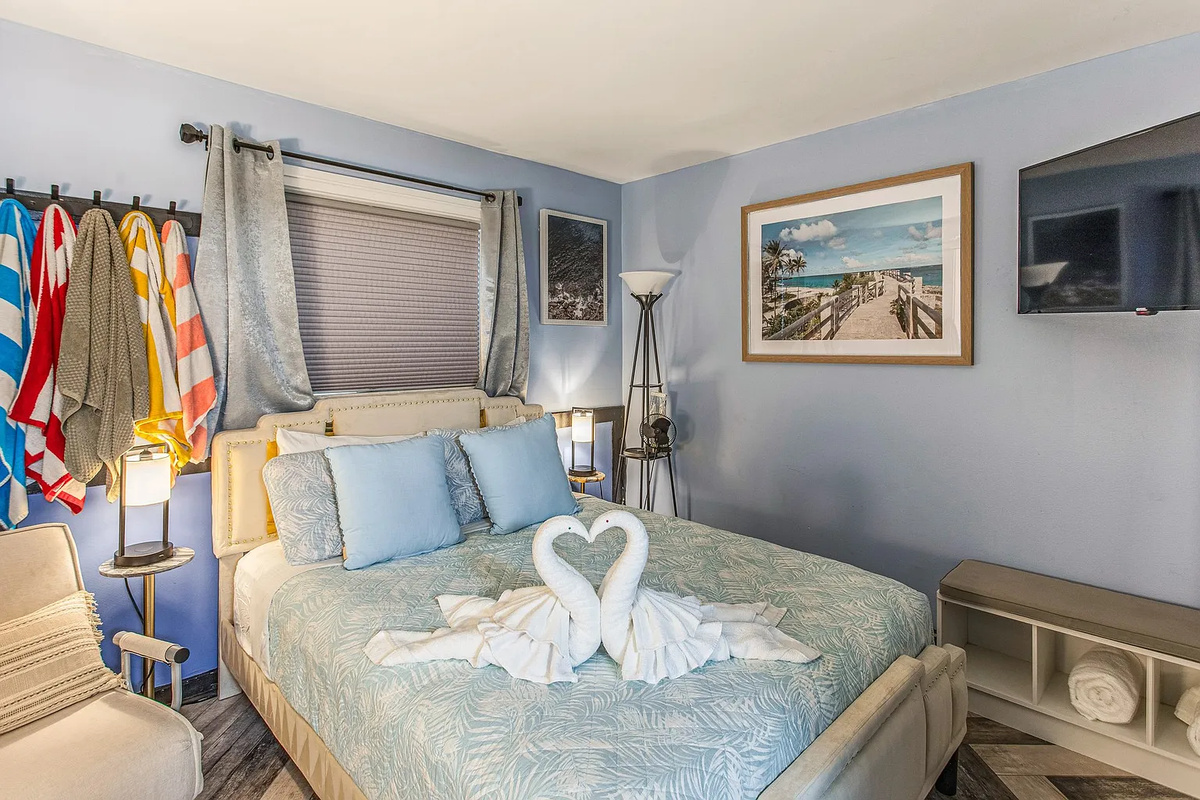 Main bedroom with Queen Bed
