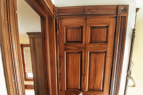 The farm house's second level landing at the top of the staircase leads to bedroom suites named: "Hirr", "Durra" and "Havre"
