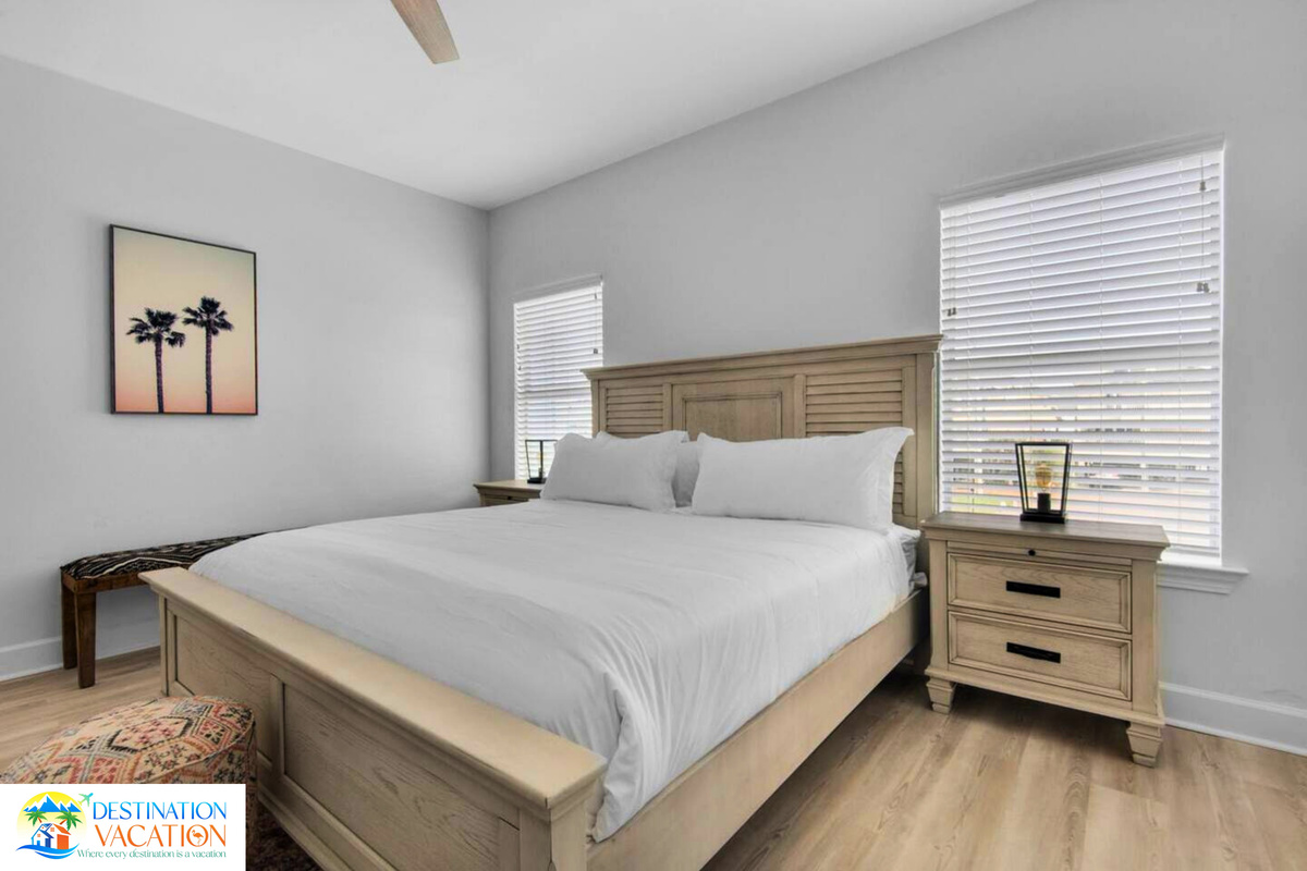 Relax surrounded by light, comfort, and coastal style.