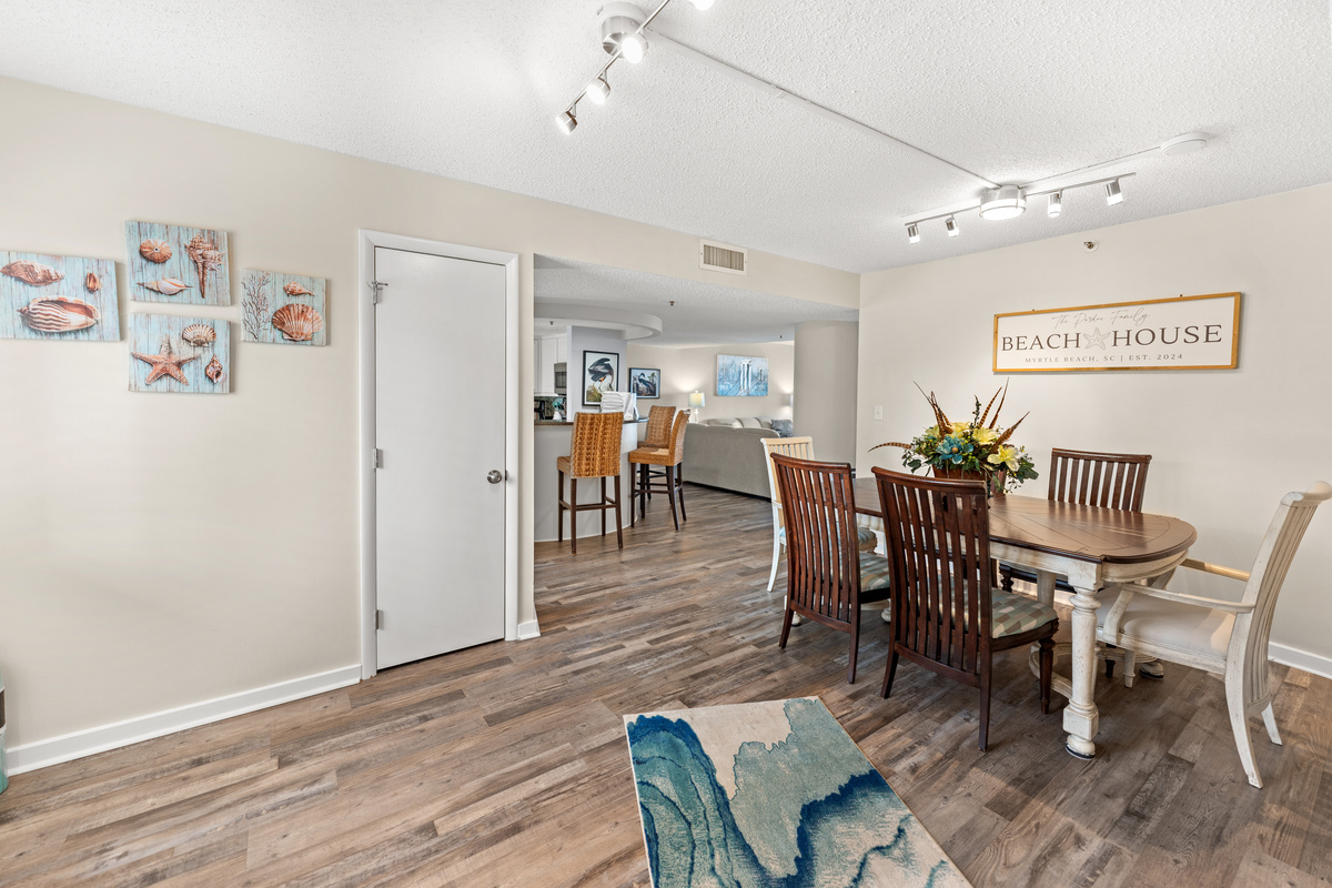 Dining Area with seating for 6