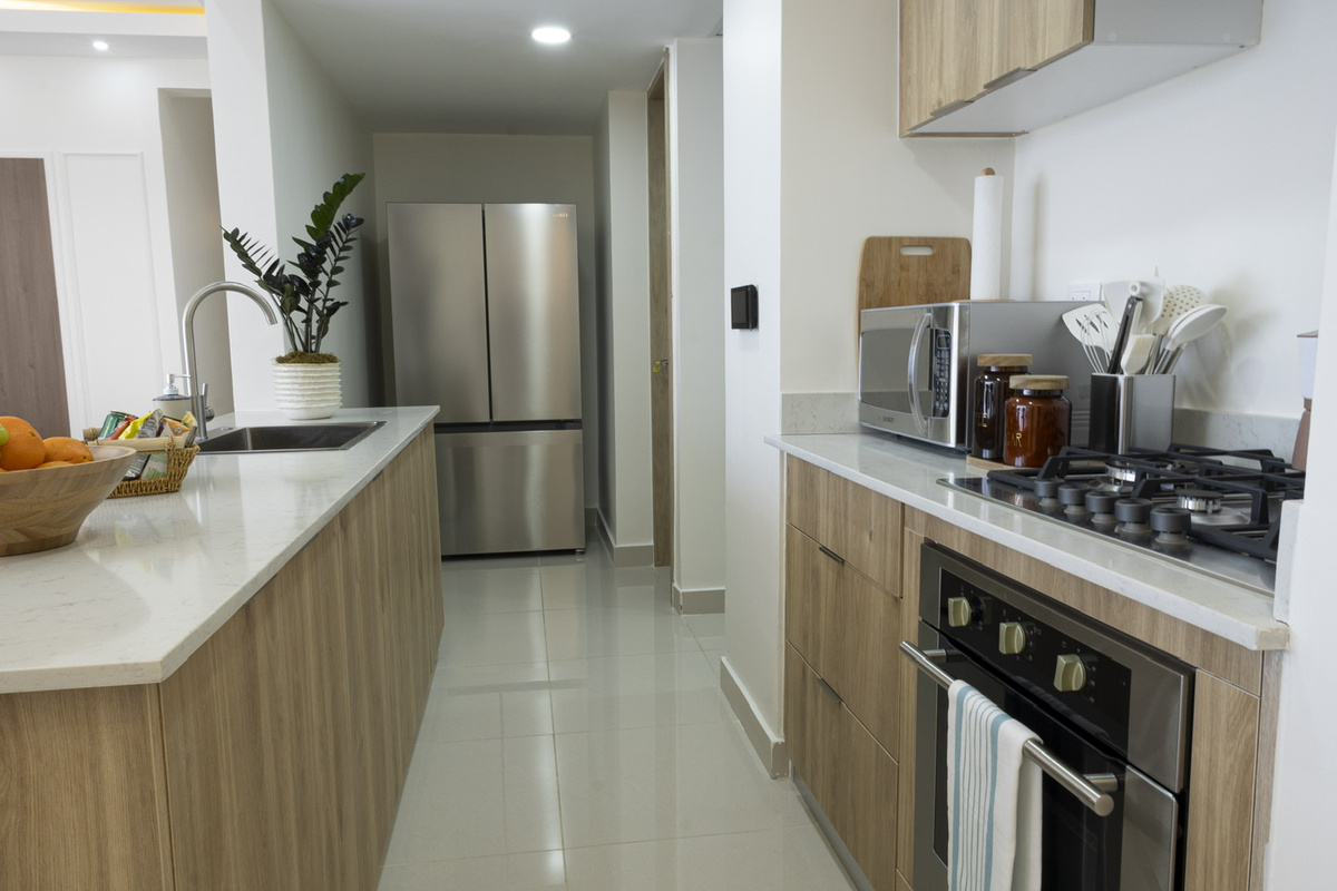 Fully equipped kitchen with full-size refrigerator, gas cooktop, oven, microwave, cookware, and plenty of counter space for meals at home. 🍳☕✨