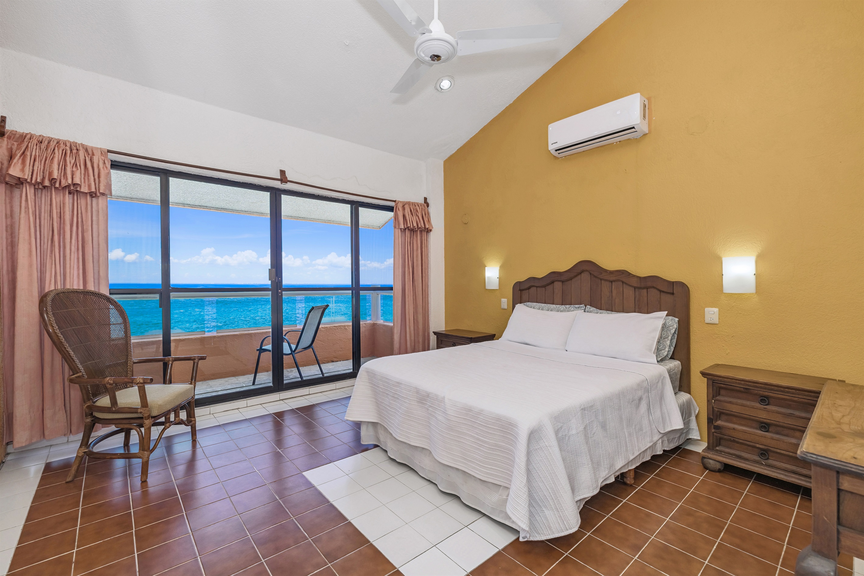 Bedroom 3, King Bed, Shared Bath, Balcony with Ocean View