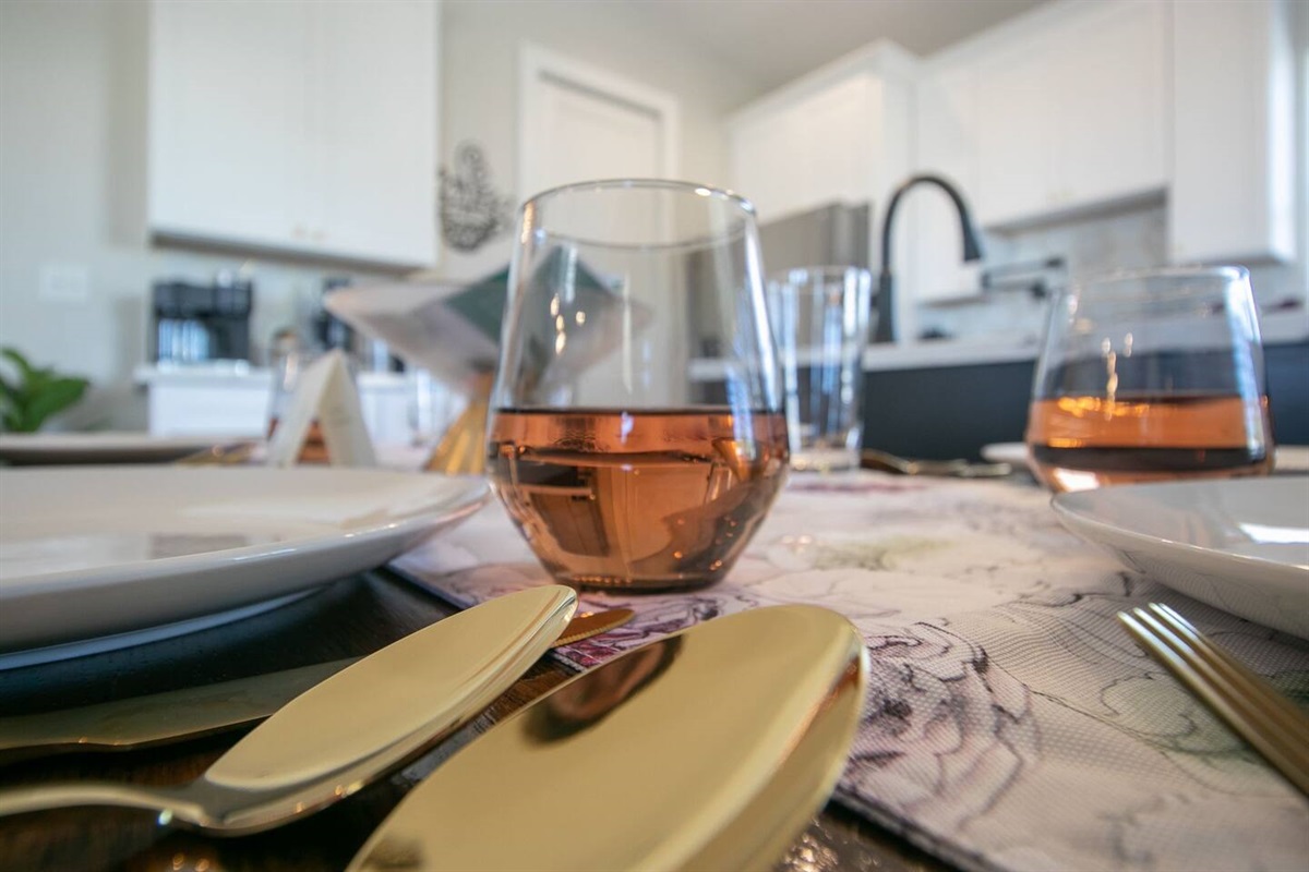 "Family-Friendly Meals: Fully Equipped Kitchen with Silverware and Dinnerware for the Whole Family - Perfect for Preparing and Enjoying Delicious Meals Together"