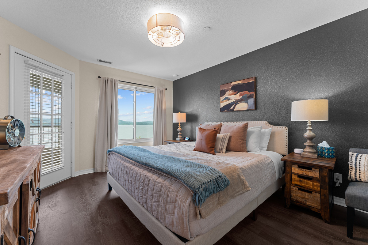 Master Bedroom (King bed)