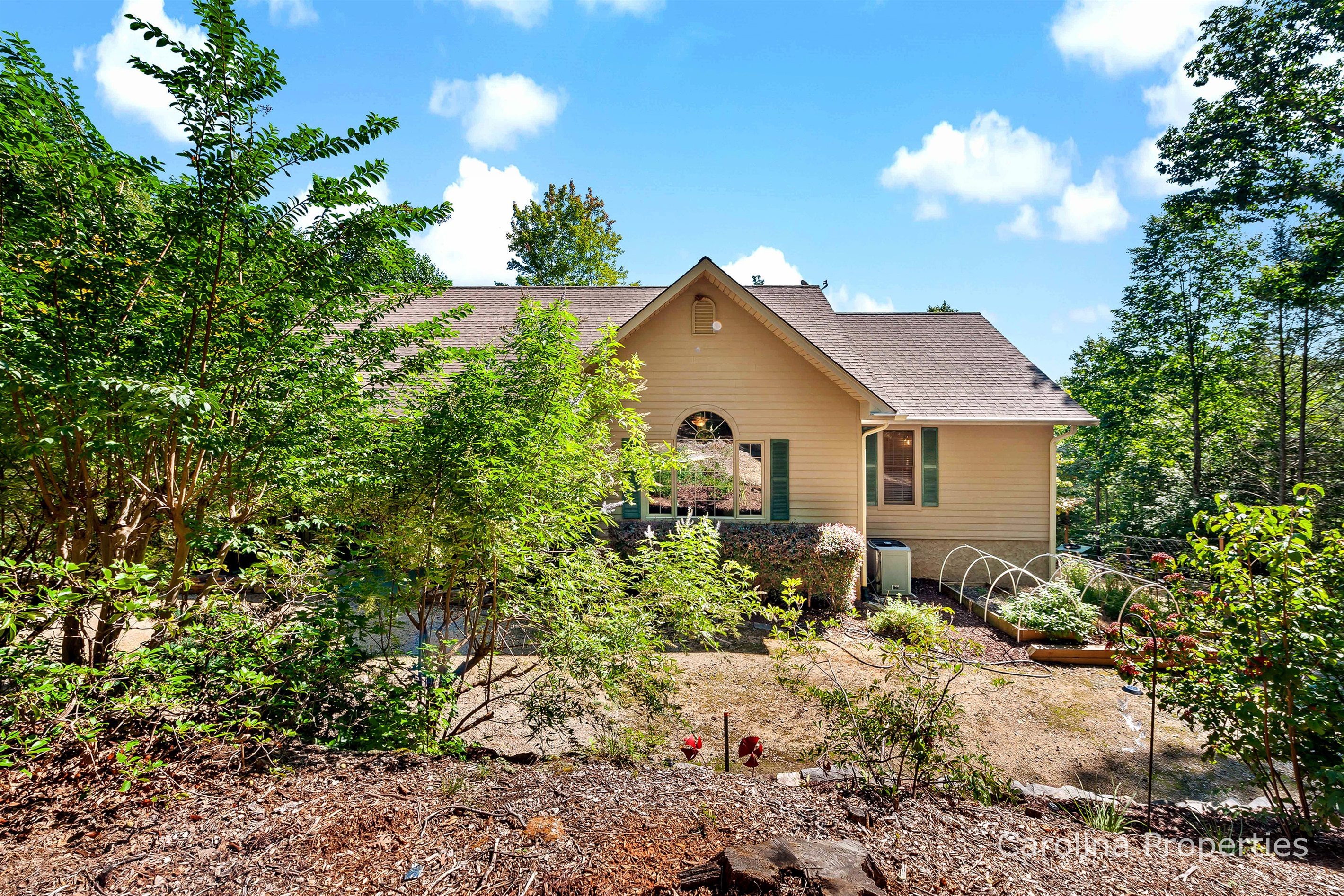 The Butterfly House by Carolina Properties - Pet Friendly, Fire Pit, Resort. 5