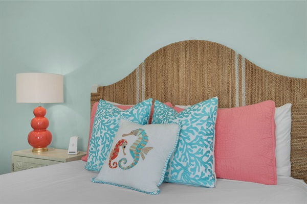 Queen Bedroom (2nd floor)