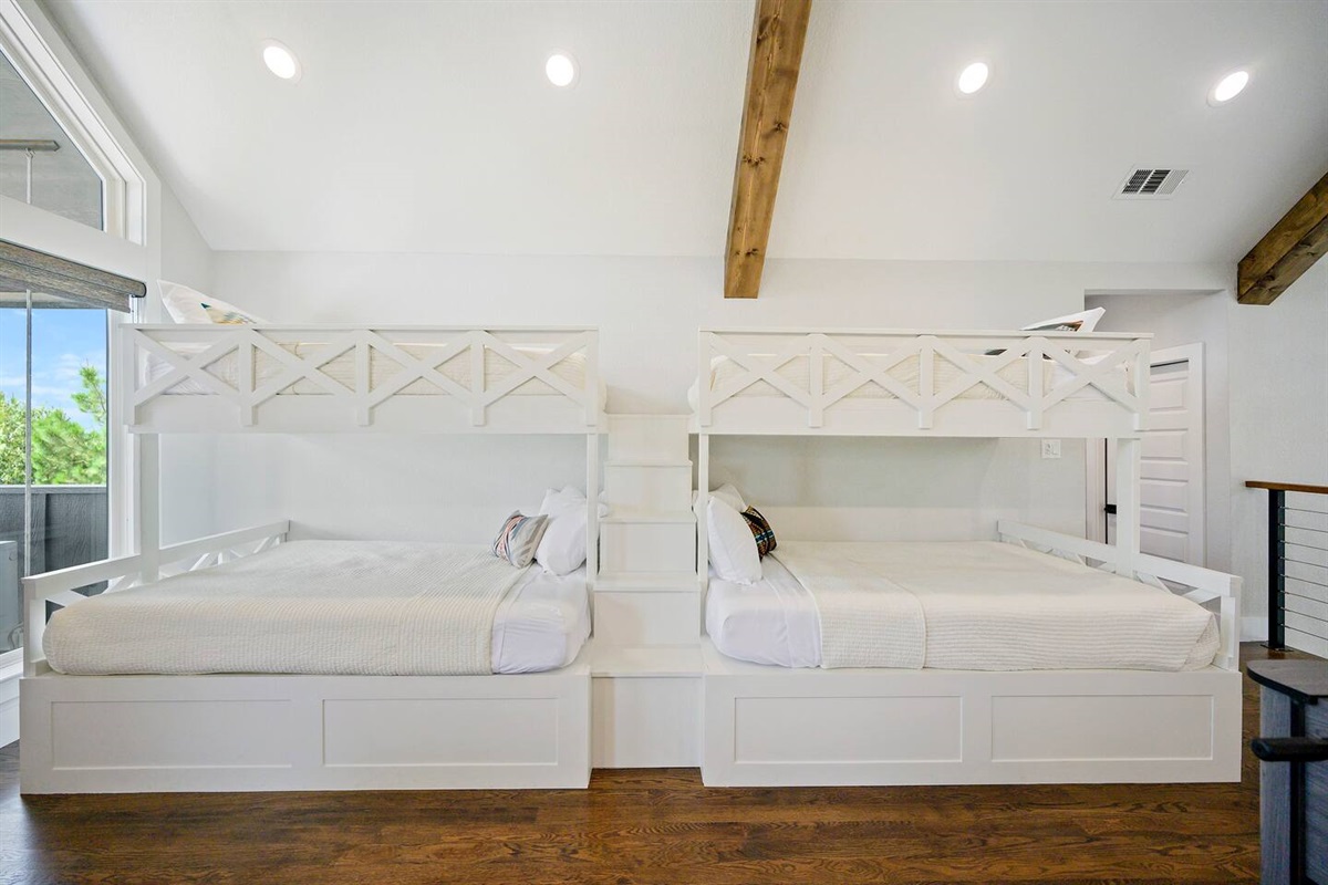 Double beds under twin size bunkbeds