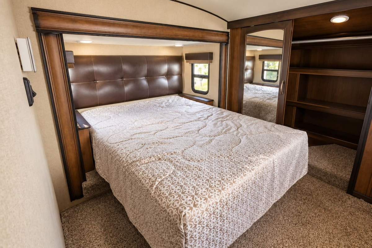 Bedroom with Queen sized bed. Linen, pillows and blankets are provided